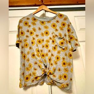NOBO Gray Sunflower Tie Front Top Size (XXL 19)
